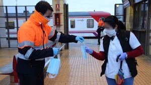 FOTOS Repartidas las primeras mascarillas a trabajadores en Alhama