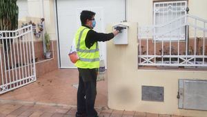 El reparto de guantes y mascarillas continuará esta semana en Alhama