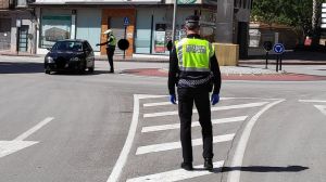 Rompe un dedo a un policía y golpea a otro al eludir el confinamiento