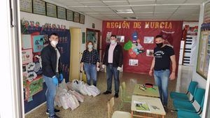 FOTOS Librilla reparte libros a los escolares del Sagrado Corazón