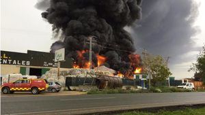 FOTOS El CEIS continúa sofocando el incendio en Fuente Álamo