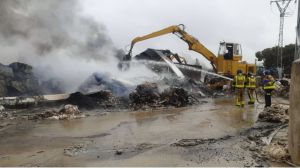 24 horas después los Bomberos continúan en Fuente Álamo