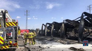 Los Bomberos dan por extinguido el fuego en la nave de F. Álamo