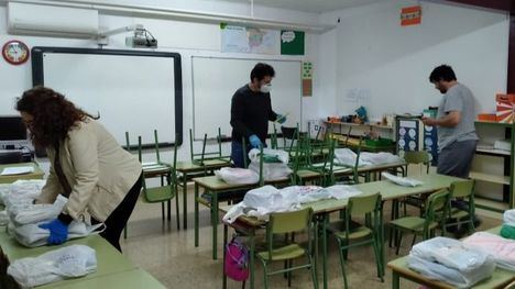 El Ayuntamiento entrega libros de infantil y primaria por casas