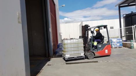 FOT. Donan a Alhama varios productos para la desinfección viaria