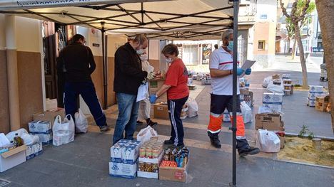 FOTOS La Junta de Cofradías reparte mascarillas y pantallas