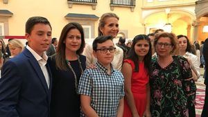 La Infanta Elena entrega a Laura Paz su premio por su 'Generalife'