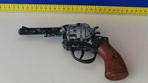La Policía intercepta a un hombre con una pistola de juguete
