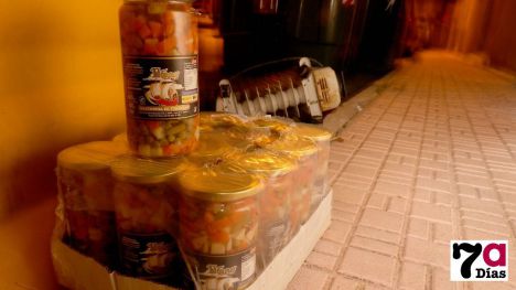 Comida del Banco de Alimentos o Cruz Roja, junto a la basura