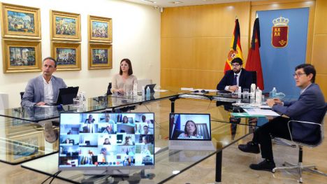 López Miras insta a los alcaldes a alentar a los vecinos a ser prudentes