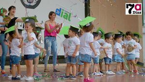 FOTOS Los alumnos del A. Fuertes se gradúan al ritmo de la radio