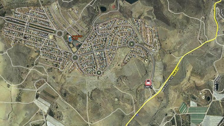 Un turismo cae por un barranco de cinco metros en Mazarrón