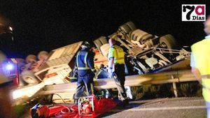 Fallece el conductor de un camión volcado en la RM2 con A7 en Alhama
