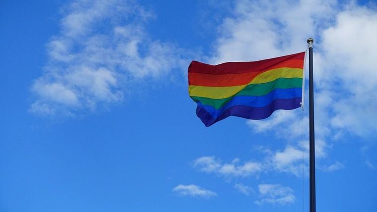 Alhama se suma con un bandera arcoiris al Día del Orgullo LGTBI