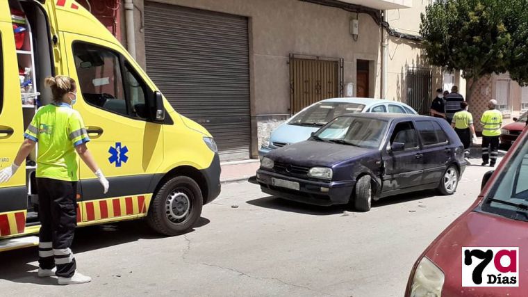 Colisionan dos vehículos en el Barrio de los Dolores