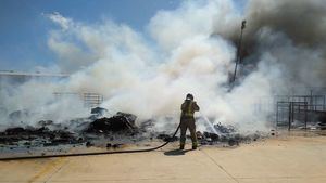 Extinguido el incendio en una nave del polígono Las Salinas