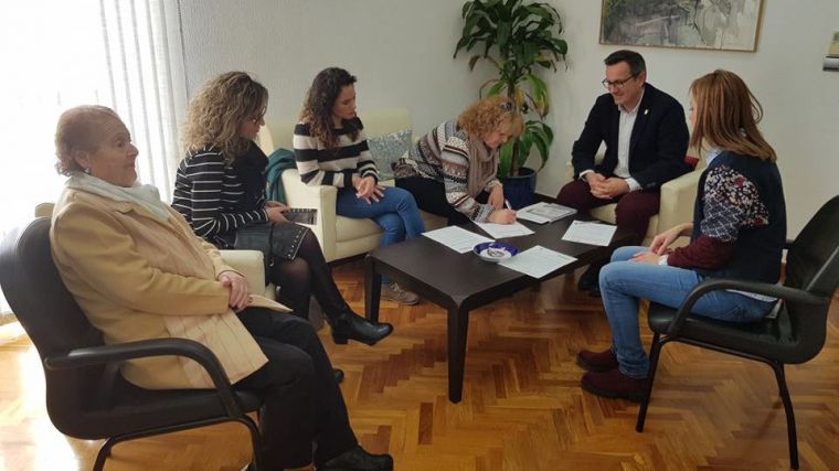 El Ayuntamiento firma un convenio con Afemto para la atención de menores con problemas de salud mental