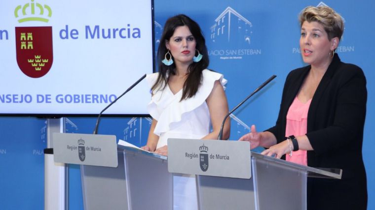 La portavoz del Gobierno regional, Noelia Arroyo (d), junto a la consejera de Turismo y Cultura, Miriam Guardiola (i).