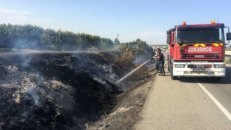 Incendio en la cuneta de la vía de servicio de la A-7 en Alhama