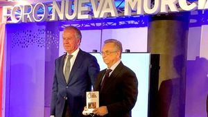 En nombre de sus 7.000 empleados, T. Fuertes recoge el premio FNM