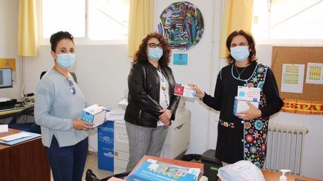 FOT. Los colegios de Alhama reciben mascarillas infantiles