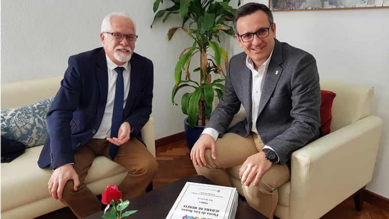 Los alcaldes de Abanilla (i) y Alhama (d) durante la reunión. 