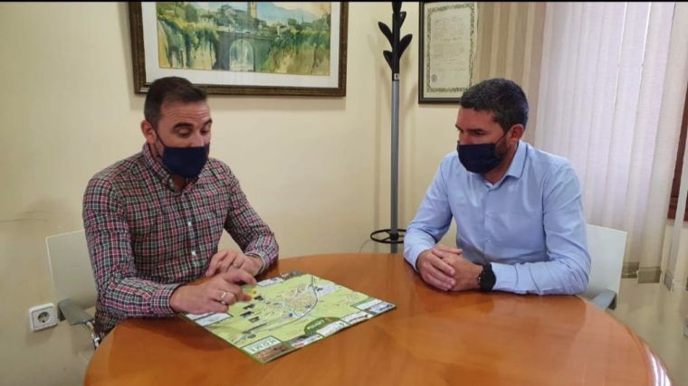 El alcalde Tomás Baño, durante la reunión que mantuvo hace unas semanas con el consejero de Agricultura, Antonio Luengo, en su visita a Librilla.