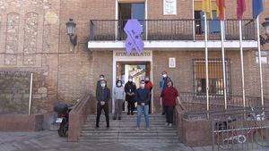 VÍDEO Librilla coloca el lazo morado contra la violencia machista