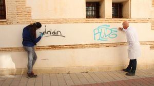 FOT. Alhama elimina pintadas de sus edificios emblemáticos