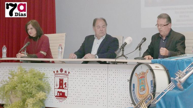 Imagen de la presentación de los dos libros escritos por José Alejandro García (c).