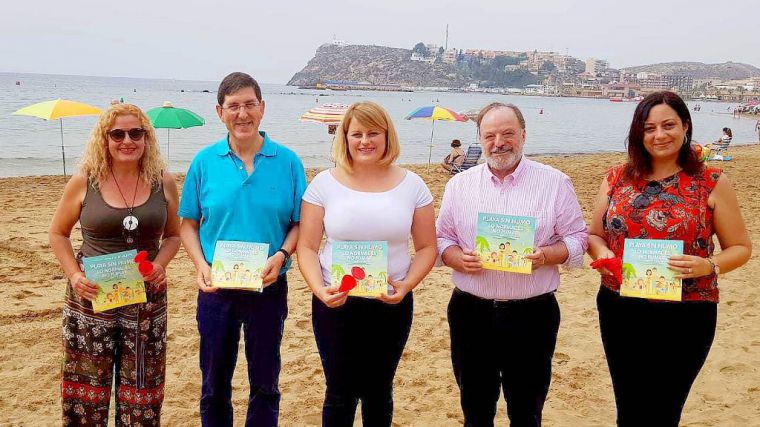 La primera playa de la Región sin humo de tabaco, en Mazarrón