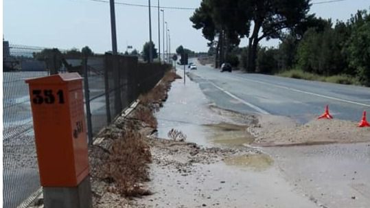 Avería en una tubería de agua potable junto a la almazara en la RM-608