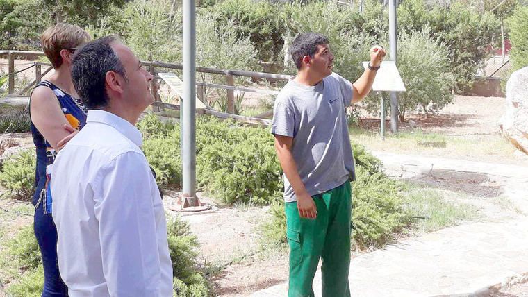 El consejero Javier Celdrán atiende las explicaciones de miembro de Fundown en su visita al Arboretum de El Valle
