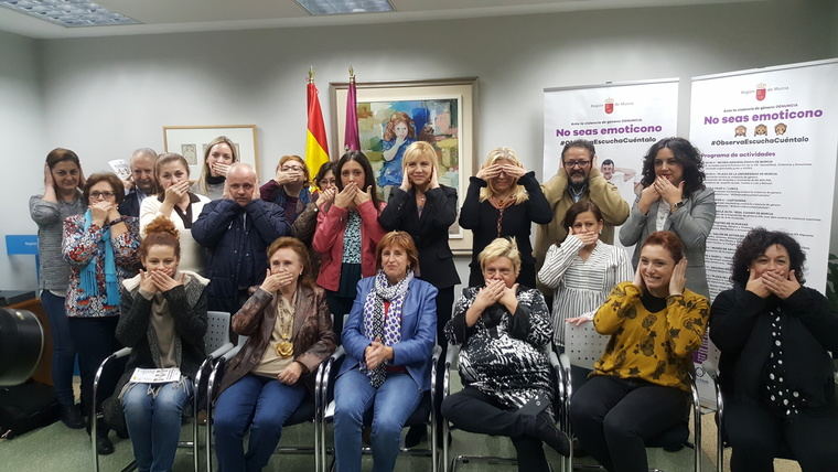 La consejera de Familia e Igualdad de Oportunidades, Violante Tomás, presentó hoy el programa de actos conmemorativos del 25 de noviembre (25N)