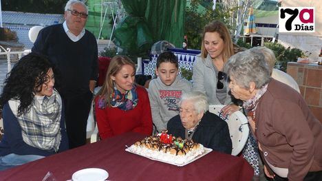 La alcaldesa felicita a 'la tata Elisa' en su 106 cumpleaños