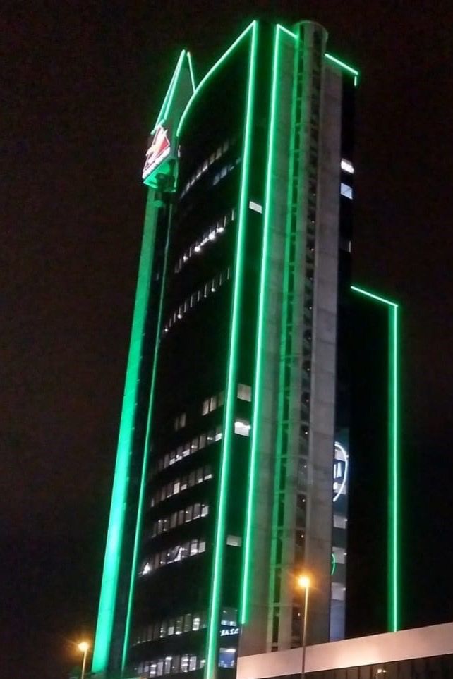 Las torres del Urban Center se iluminan de verde