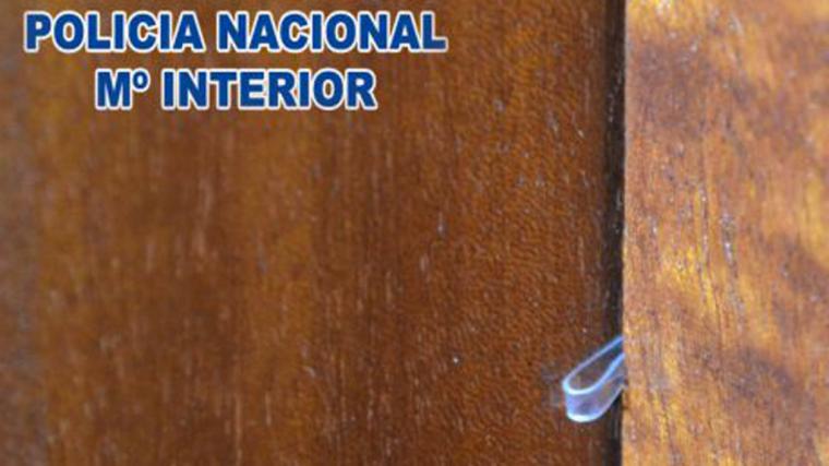 Vuelven los testigos de plástico que marcan casas a los ladrones