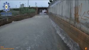 La Policía Local rescata a conductores atrapados por la lluvia