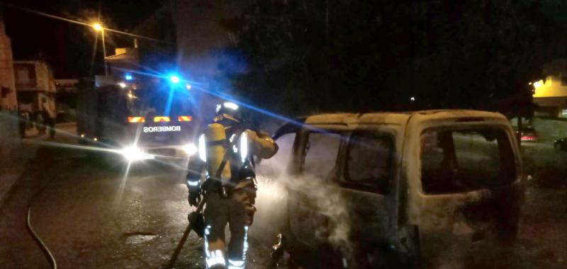 Vehículo incendiado en Puerto de Mazarrón