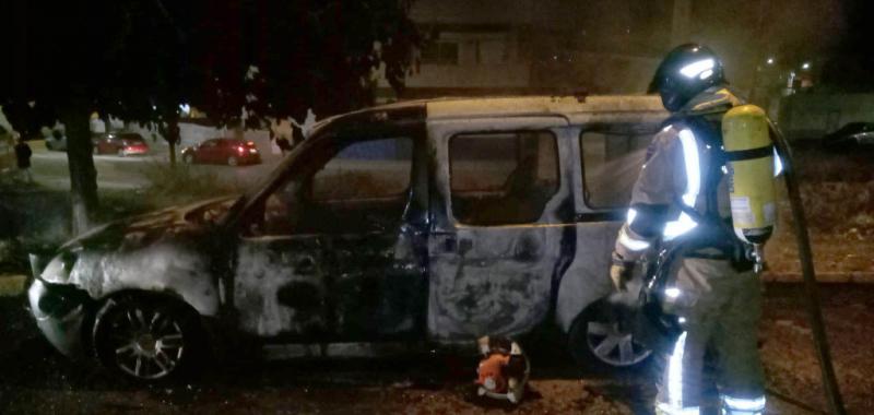 Vehículo incendiado en Puerto de Mazarrón