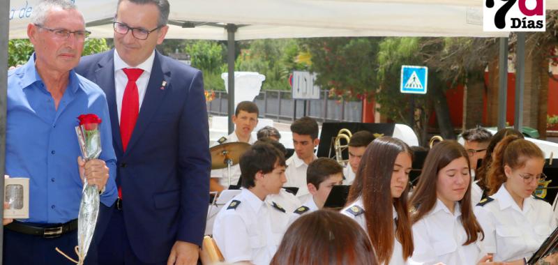 Entrega de recuerdos a familiares de los homenajeados