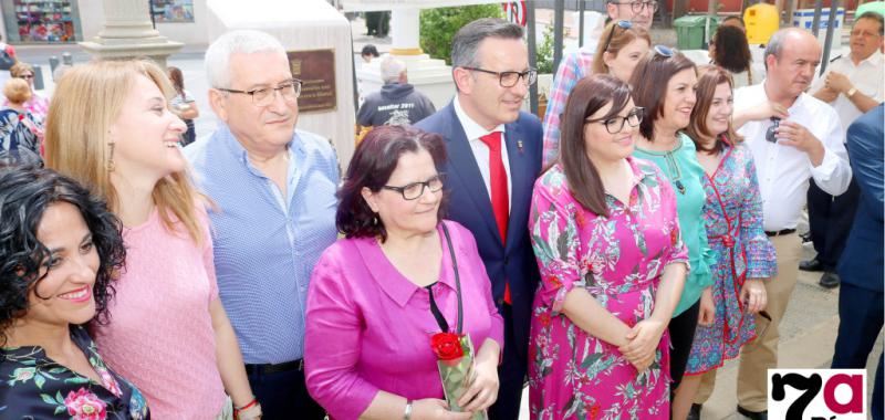 Miembros de todos los grupos políticos en el Ayuntamiento, junto al monumento