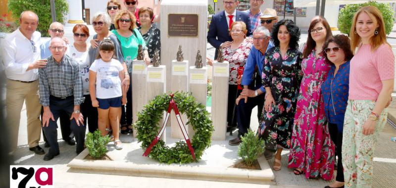 Miembros de todos los grupos políticos en el Ayuntamiento, junto al monumento